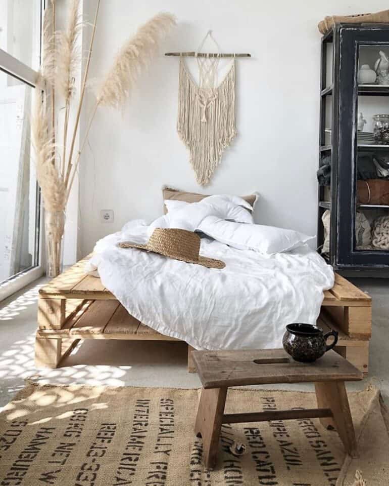 Upcycling Pallets for a Cozy Bedroom Retreat – DecoFond