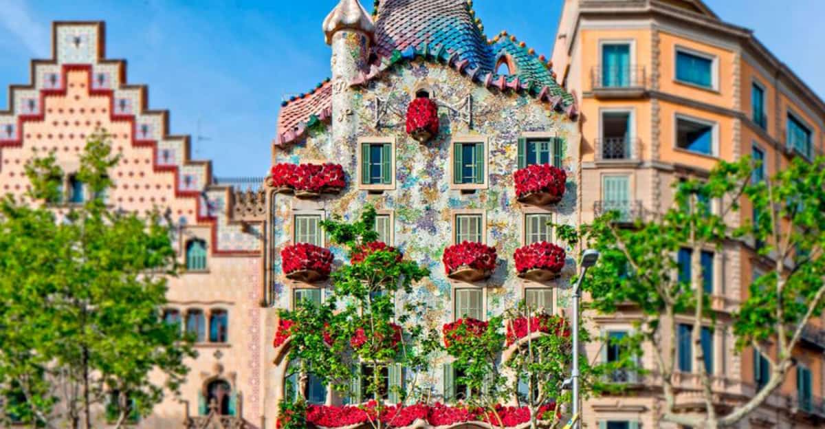 10 Stunning Spanish Facades That Showcase Exterior Artistry