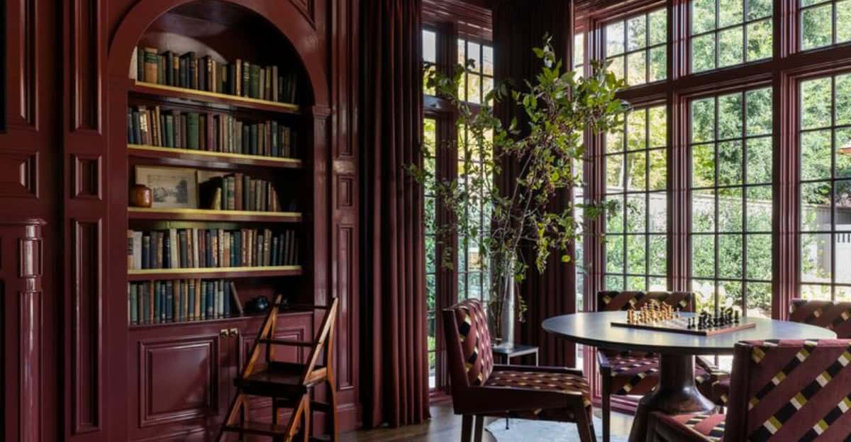 10 Gorgeous Ways To Decorate With The ‘Dramatic Deeps’ Palette