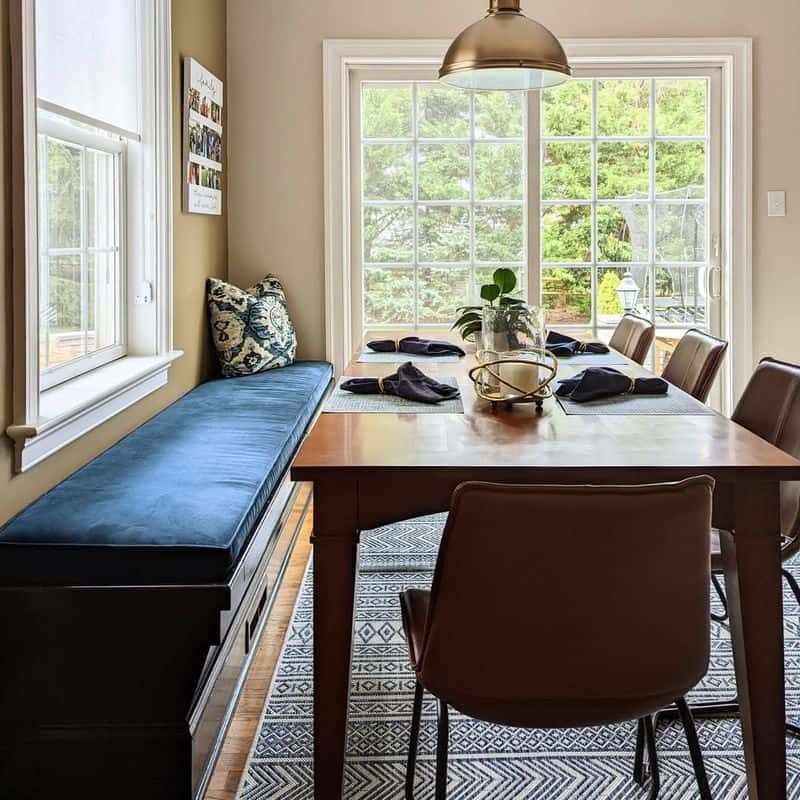 Accent with Decorative Cushions