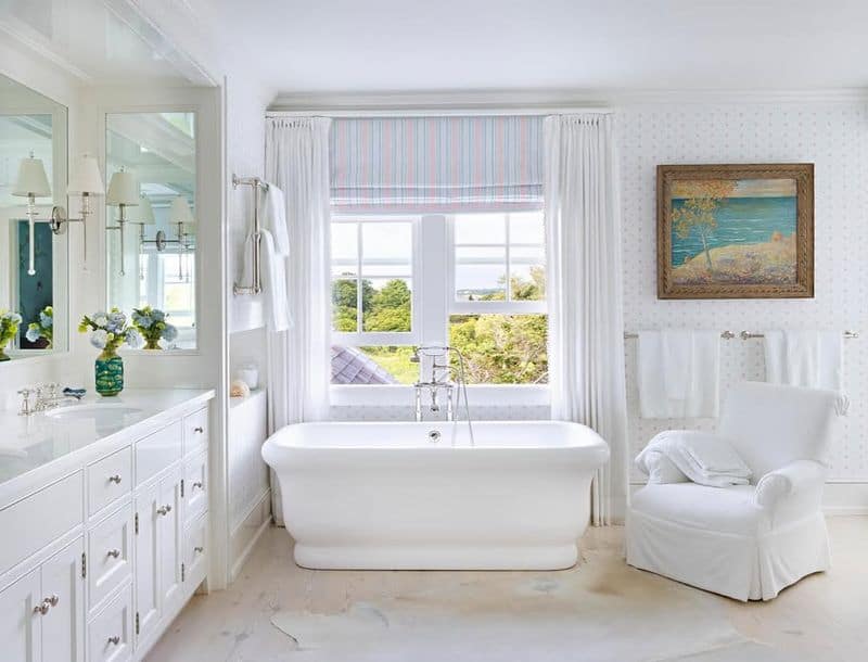 Freestanding Tub: Spacious Feel