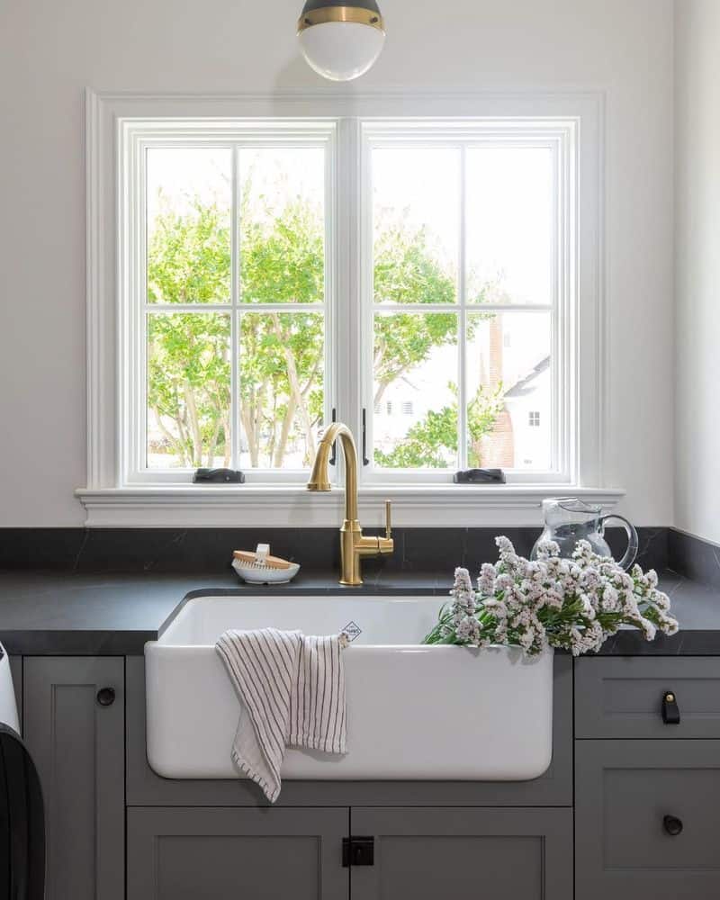 Incorporate a Farmhouse Sink