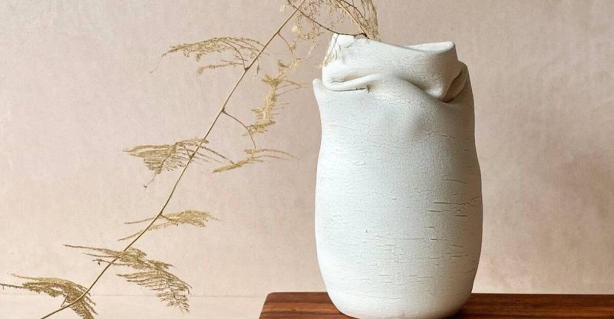 10 Ways Clay Vases Prove They’re a Timeless Interior Staple