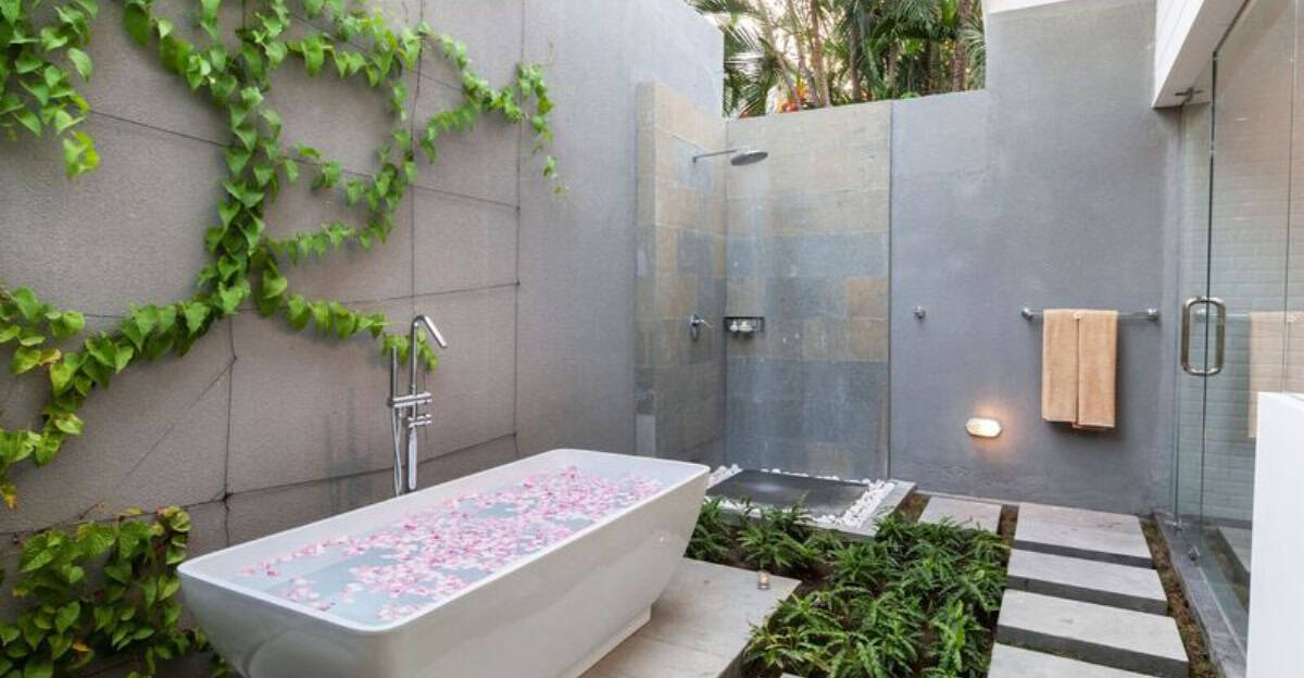 outdoor-bathrooms