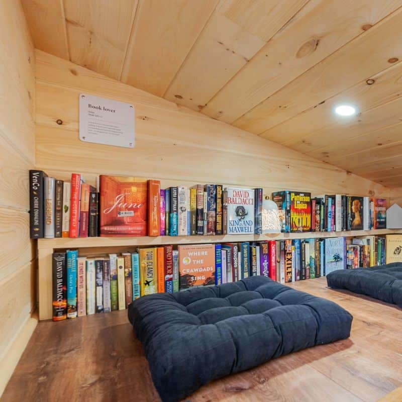 Wall-to-Wall Bookshelves