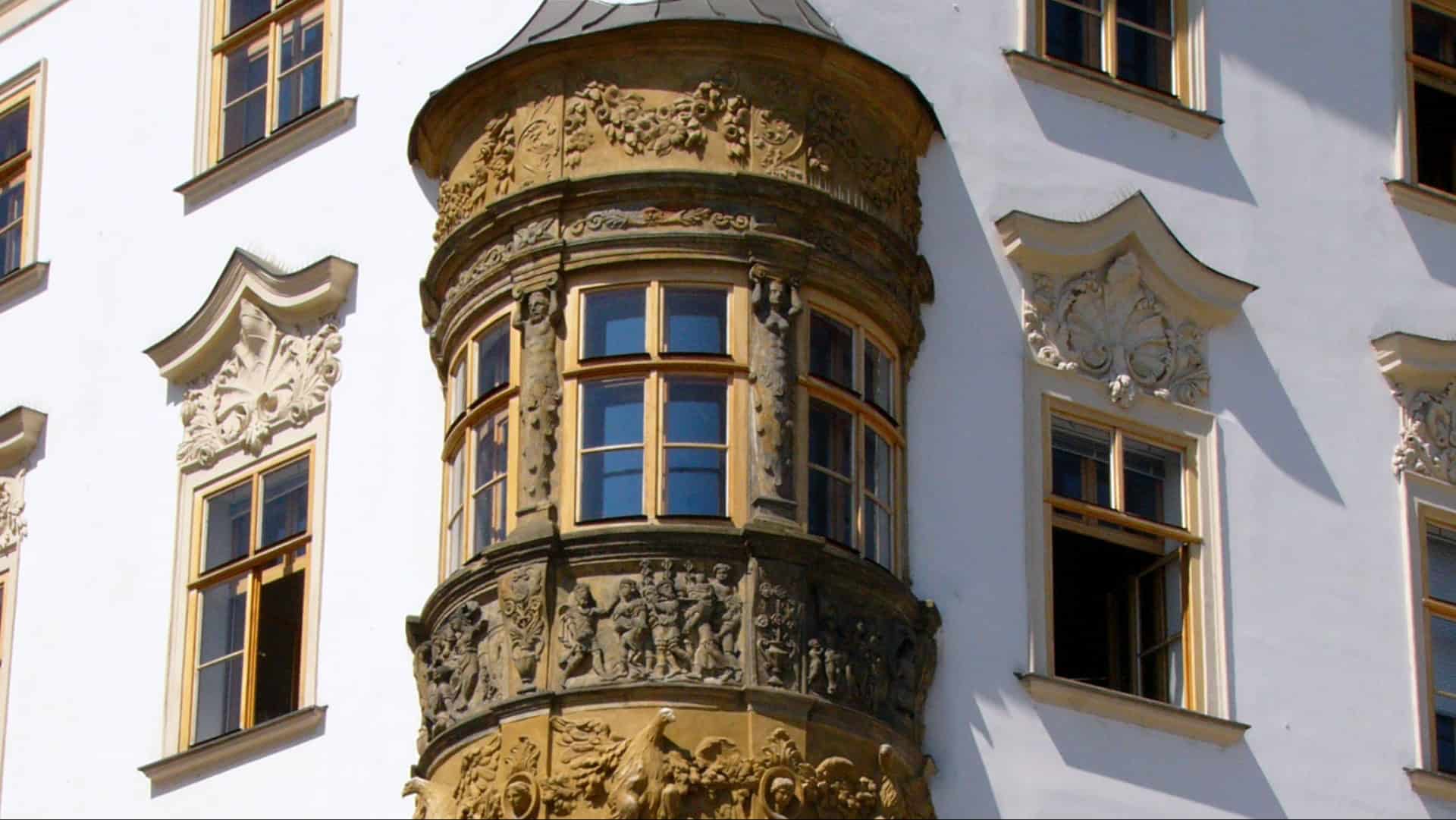 10 Ways Bow Windows Grant Your Home a Timeless Quality