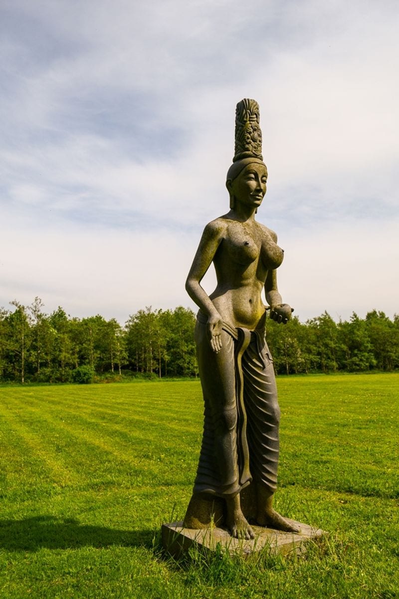 Eve's Empowering Presence