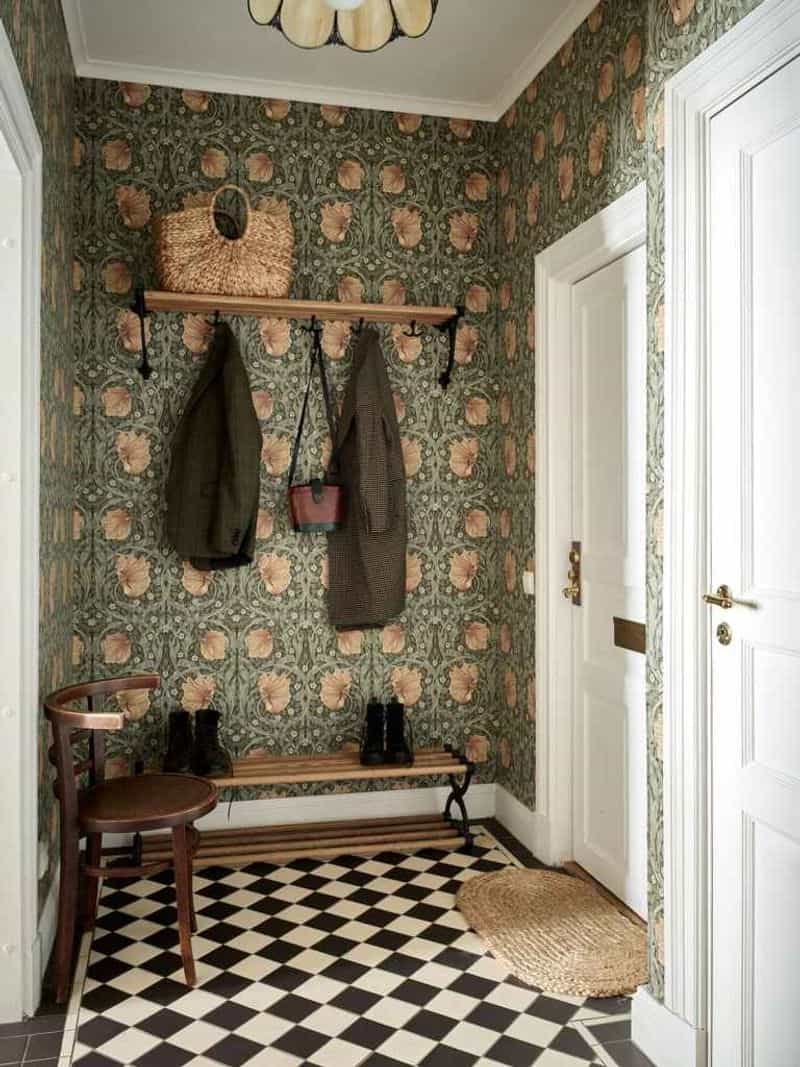 Wallpaper in Small Entry Spaces